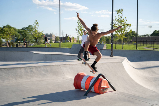 Detroit, Michigan, USA - 28.07.2020: Skater üben während des Corona Virus in Detroit Tricks in einem Outdoor-Skatepark. - Foto, Bild