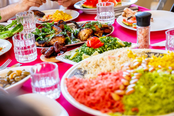 Ramadã iftar comida na mesa pronto para ser servido e comido - Foto, Imagem