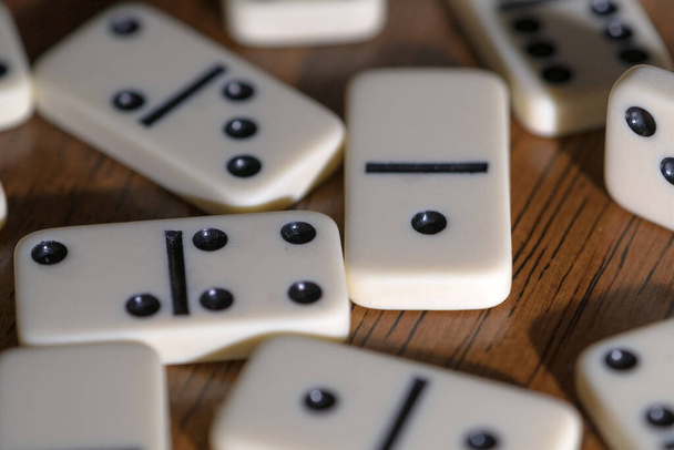fun dominó játék az újraegyesült család, szórakoztató és versenyképes társasjáték - Fotó, kép