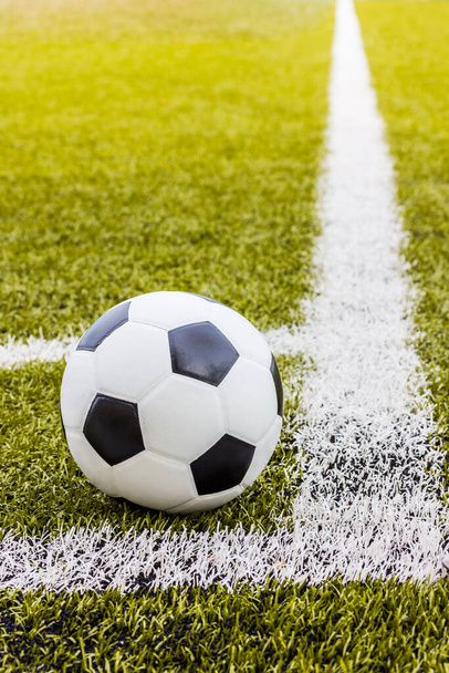 Футбольне поле трави з позначкою і м'ячем, Спорт
 - Фото, зображення