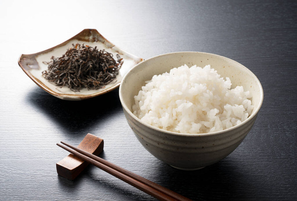 Valkoinen riisi ja suolattu rakkolevä. Japanilainen aamiainen kuva - Valokuva, kuva
