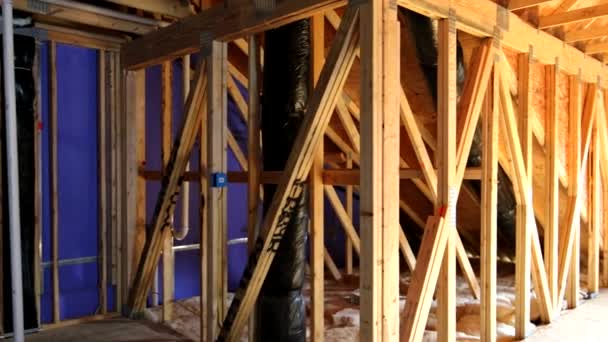 Hőszigetelés folyamatban építési keret tetőtéri ház újonnan épített otthon - Felvétel, videó