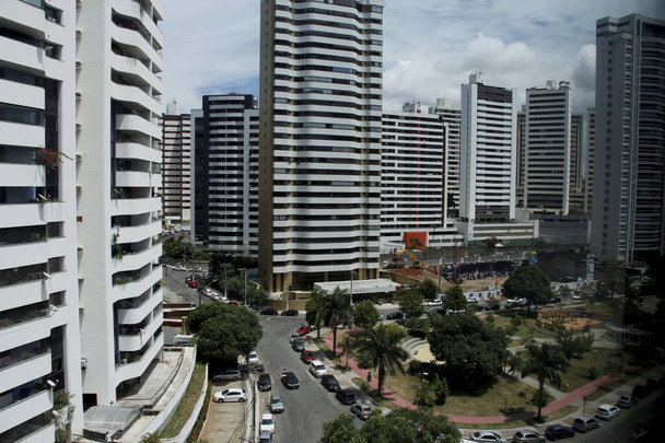 salvador, bahia / brésil - 27 mars 2014 : vue sur les bâtiments résidentiels du quartier de Pituba à Salvador. - Photo, image
