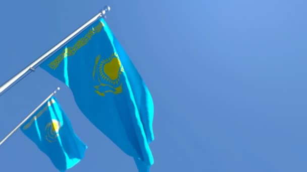 Kazahsztán nemzeti zászlaja a szélben repül a kék ég felé. - Felvétel, videó
