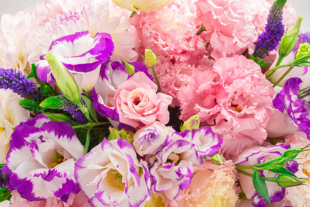 Růžová a fialová kytice květin v růžové krabici izolované na bílém pozadí.  - Fotografie, Obrázek