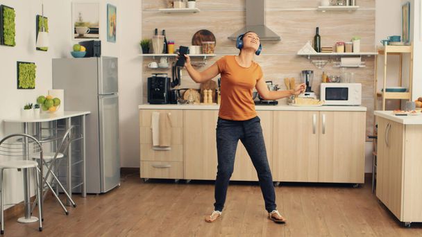 Energetikai tánc a konyhában - Fotó, kép