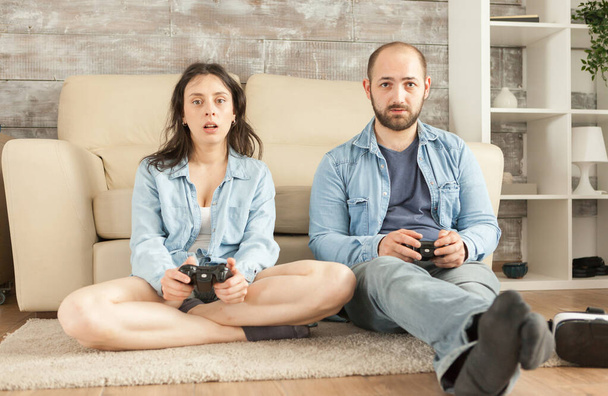 Playing video games - Foto, immagini