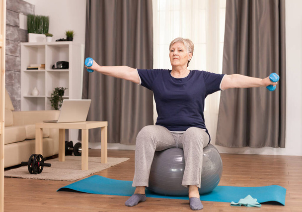 Senior mulher fazendo exercício de aquecimento
 - Foto, Imagem