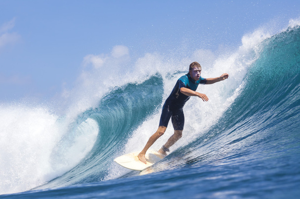 Surffaaja aalloilla
 - Valokuva, kuva