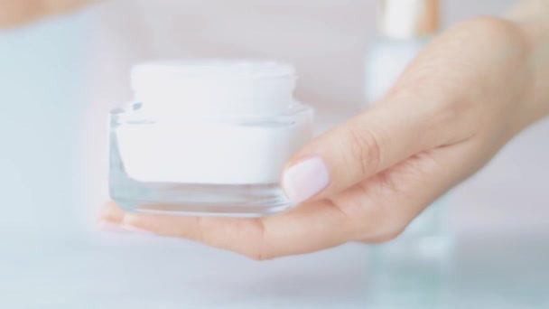Producto de cuidado de la piel en el spa, frasco de crema facial o de manos para una rutina de cuidado de la piel saludable, cosmética orgánica y marca de belleza - Imágenes, Vídeo