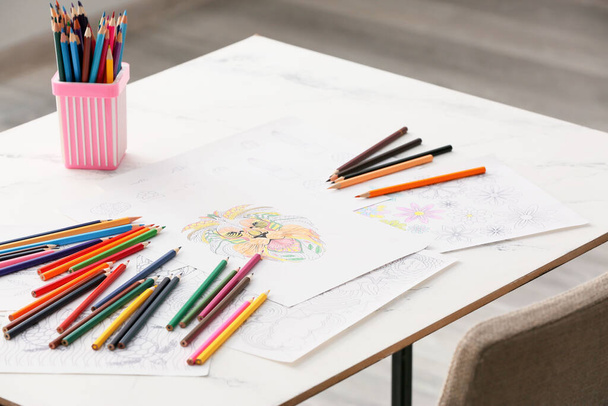 Раскраска картин и карандашей на столе - Фото, изображение