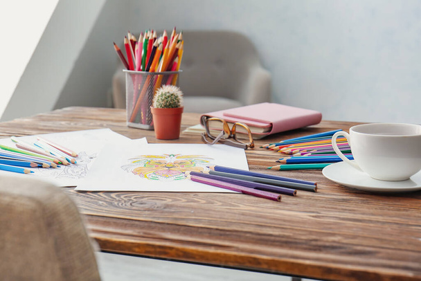 Раскраска картин и карандашей на столе - Фото, изображение