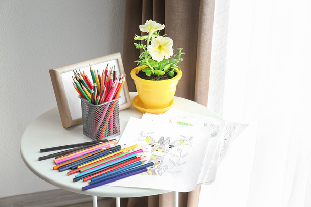 Zbarvení obrázků a tužek na stůl - Fotografie, Obrázek