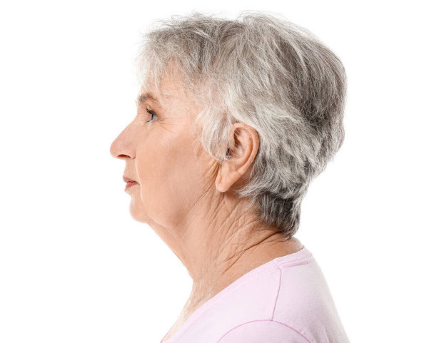 Stílusos idős nő fehér háttér - Fotó, kép