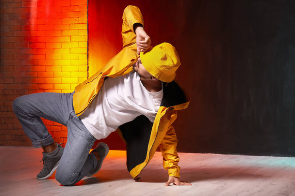 Mannelijke hiphop danser in studio - Foto, afbeelding