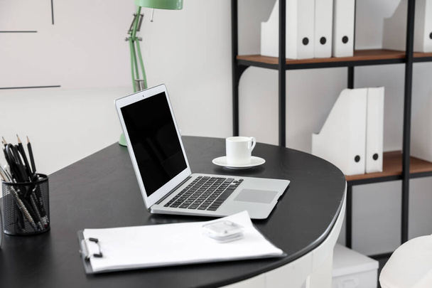 Pohodlné pracoviště s moderním počítačem v kanceláři - Fotografie, Obrázek