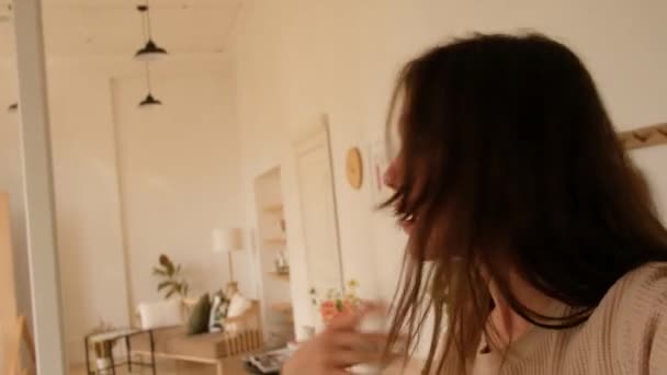 Γυναίκα δείχνει φως δωμάτιο κατά τη διάρκεια selfie - Πλάνα, βίντεο