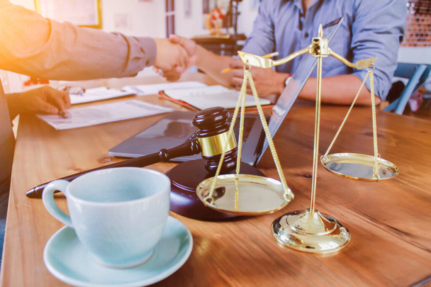 Des balances en laiton sont placées sur les tables du cabinet de l'avocat pour être utilisées comme décorations et comme symbole de justice dans les procédures judiciaires.. - Photo, image