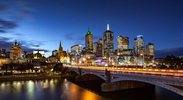 Melbourne City CBD iluminado à noite
 - Foto, Imagem