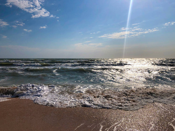 Όμορφη παραλία. Θαλάσσιο τοπίο: κύματα και ήλιος. Θαλάσσια ακτή - εικόνα αποθέματος - Φωτογραφία, εικόνα