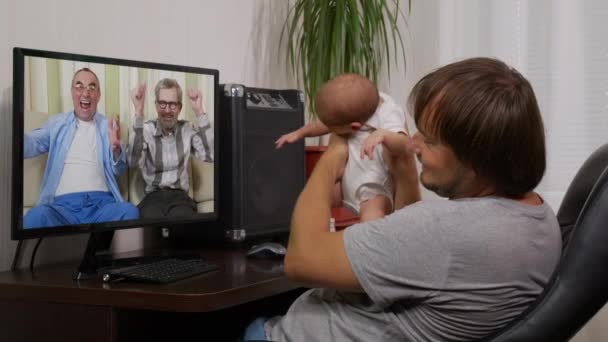 άνθρωπος με infantat σπίτι έχοντας συνομιλία βίντεο στον υπολογιστή, αλληλεπιδρώντας μαζί σε απευθείας σύνδεση κατά τη διάρκεια της κοινωνικής αποστασιοποίησης και αυτο απομόνωση σε καραντίνα κλείδωμα. - Πλάνα, βίντεο