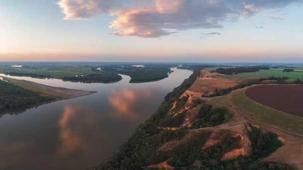 Luchtfoto drone uitzicht op het rivierlandschap in zonnige zomeravond - Foto, afbeelding