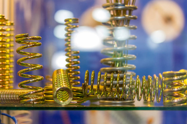 close up viele Arten glänzend schöne goldene Farbe der Flexibilität Metall-Spiralfeder für industrielle auf dem Tisch - Foto, Bild