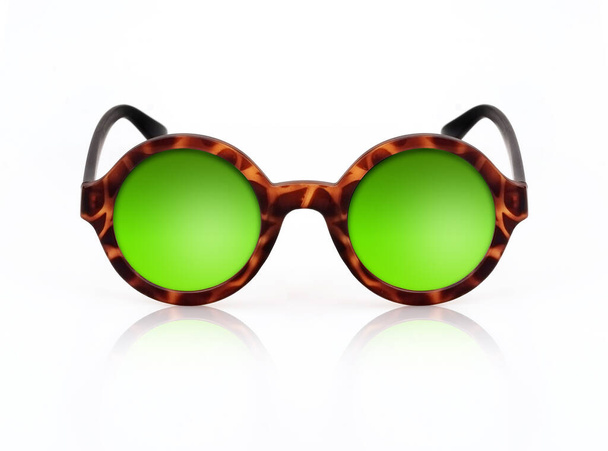 Glaukom brýle se zelenými čočkami izolované na bílém pozadí pro aplikaci na portrét - Fotografie, Obrázek