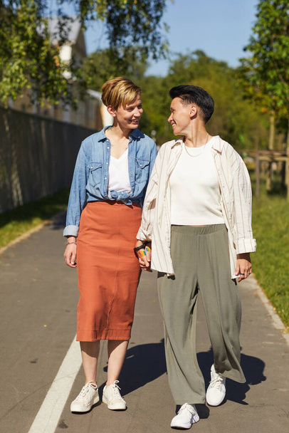 Parkta yürüyen lezbiyenler - Fotoğraf, Görsel