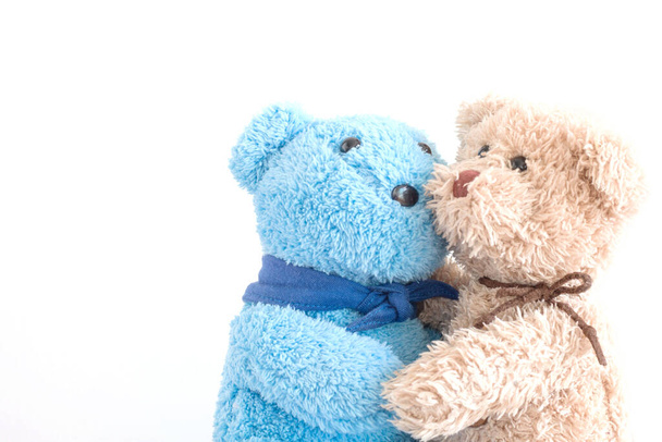 Φιλία - Χαριτωμένο αρκουδάκι με τους φίλους που κατέχουν στην αγκαλιά κάποιου - Φωτογραφία, εικόνα