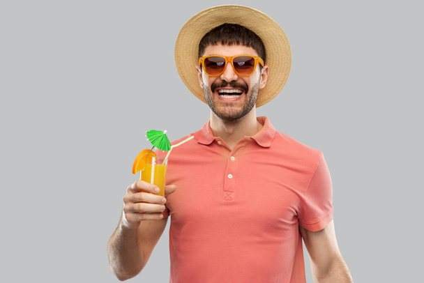 happy man in straw hat with orange juice cocktail - Foto, Bild