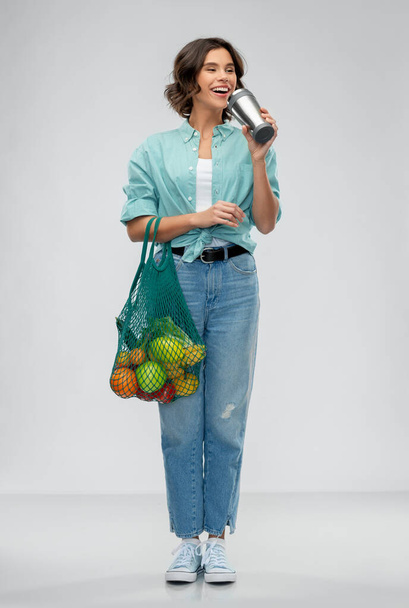 happy smiling woman with food in reusable net bag - Foto, immagini