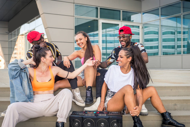 Hip hop személyzet tánc - Multiracionális csoport az emberek szórakozás szabadban - Fotó, kép