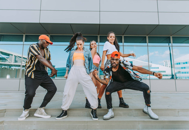 Hip hop crew dancing  - Multiracial group of people having fun outdoors - Foto, afbeelding