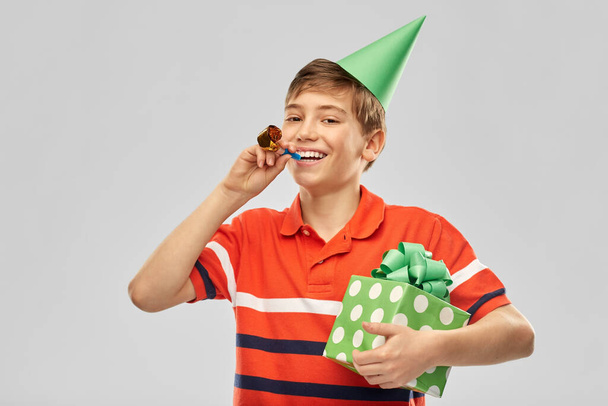 happy boy in party hat with birthday gift box - Foto, Imagem