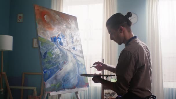 Contrast Landschap wordt geschilderd door kunstenaar - Video