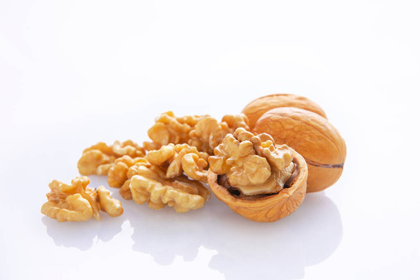 Ravitseva pähkinät, saksanpähkinät, tunnetaan myös nimellä pitkäikäisyys hedelmät - Valokuva, kuva