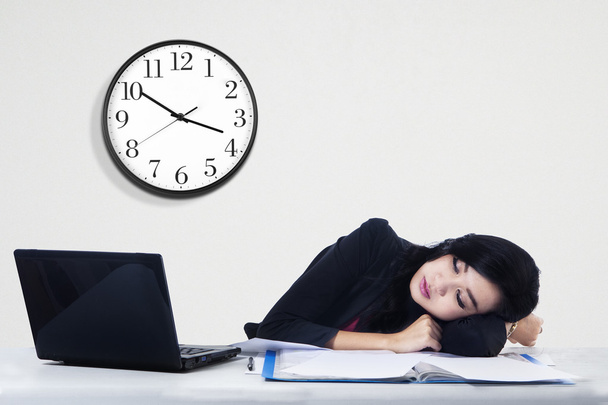 Businesswoman sleeping on her desk - Foto, Imagem