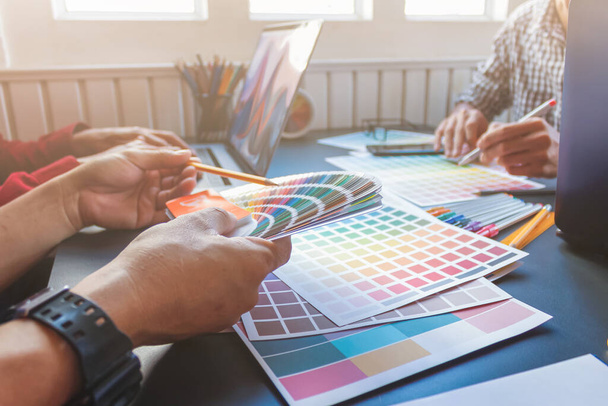 マーケティング部門とデザイナーは、顧客が満足し、製品設計の例として形状や色についてアドバイスを提供するために製品設計についてアドバイスしています. - 写真・画像