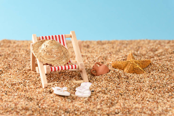 Миниатюрный шезлонг на пляже, заброшенный шезлонг. - Фото, изображение