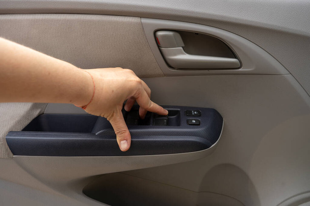 boutons de commande à l'intérieur de la porte de la voiture, serrure de porte électrique, fenêtre ouverte / fermée - Photo, image