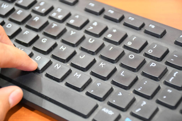 Klavye, ofis kullanımı, iş, daktilo, klavye masanın üstünde, siyah klavye - Fotoğraf, Görsel