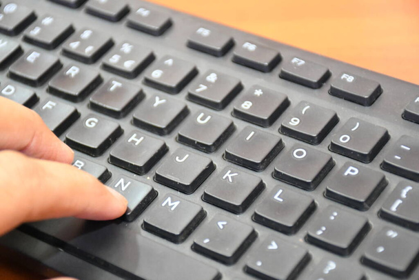 Клавиатура, офисное использование, бизнес, обучение, клавиатура на столе, черная клавиатура - Фото, изображение