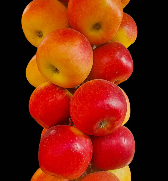 Стежка достиглих червоних південно-азійських яблук звисає з чорним фоном. Азіатські яблука - Фото, зображення