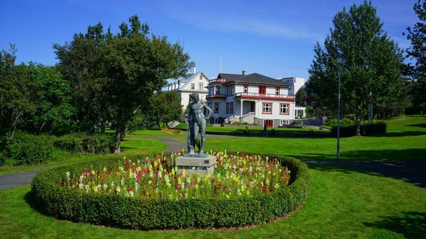 statue in the flower park - Zdjęcie, obraz