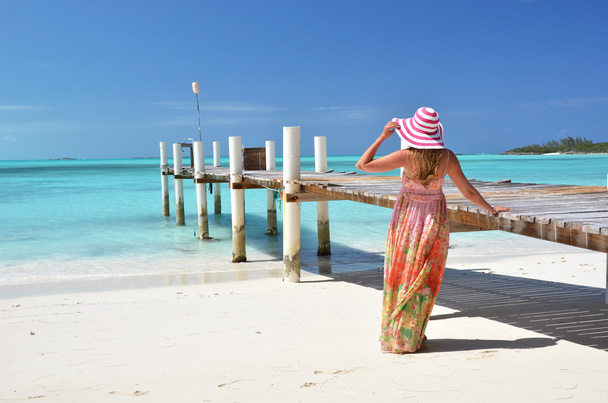 Girl on the wooden jetty. Exuma, Bahamas - Foto, Imagen