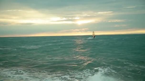 Windsurfer überquert abends das Meer - Filmmaterial, Video