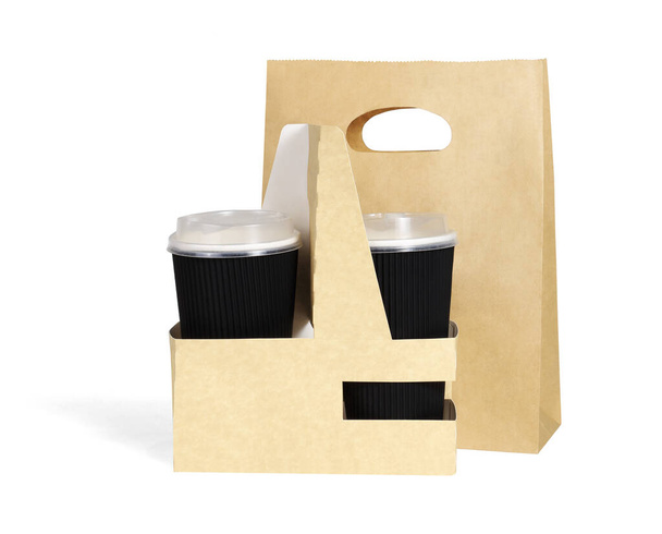 Beyaz Arkaplanda Paket Kağıt Bardaklar ve Çantalar - Fotoğraf, Görsel