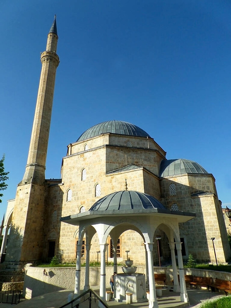 Historyczny meczet Sinan Pasha z pięknym cieniem lub fontanną, Prizren z Kosowa - Zdjęcie, obraz