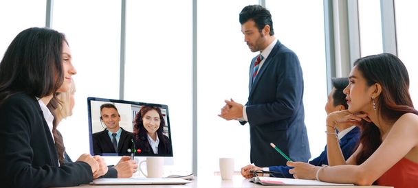 Відеодзвінки групи бізнесменів зустрічаються на віртуальному робочому місці або віддаленому офісі. Телевізійна конференція за допомогою смарт-відеотехнологій для спілкування з колегою в професійному корпоративному бізнесі
. - Фото, зображення